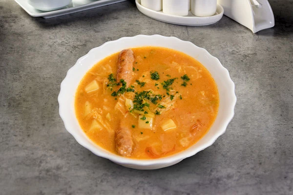 KELJ S ROŠTILJ KOBASICOM